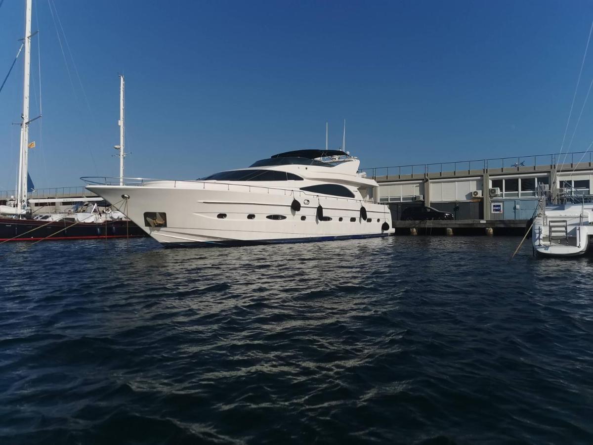 Rent Luxury Motor Yacht Hotel en barco Barcelona