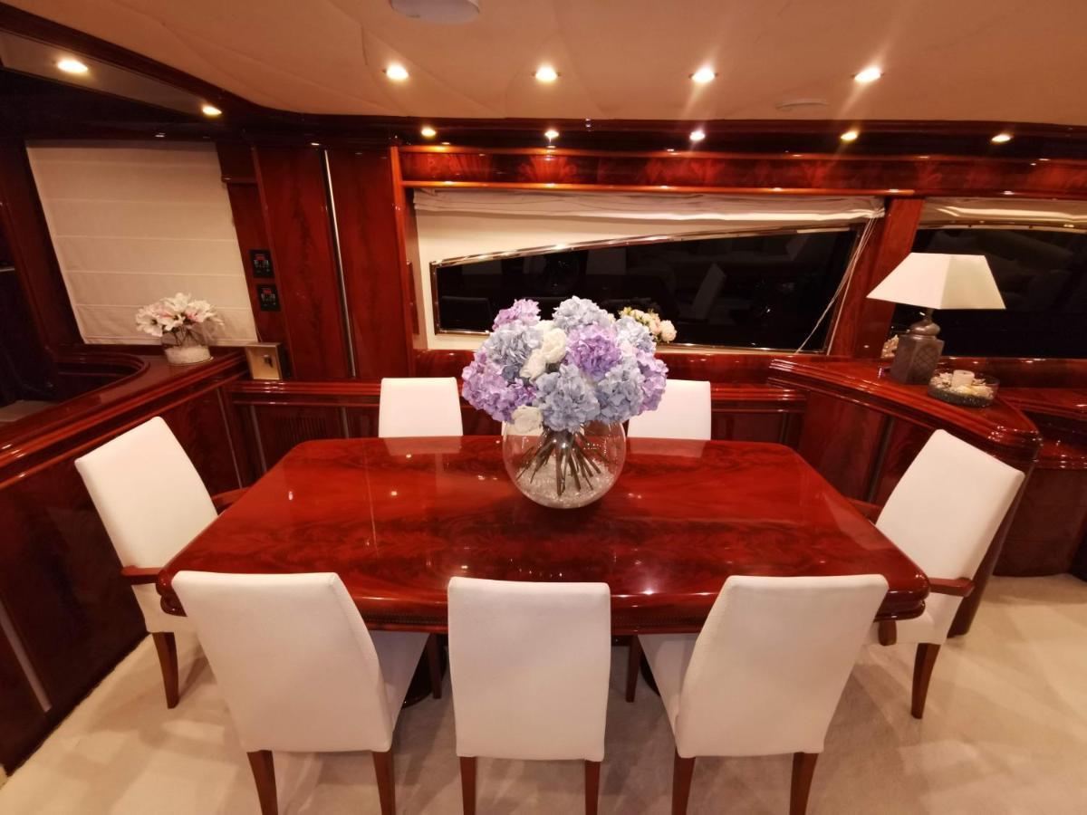 Hotel en barco Rent Luxury Motor Yacht *