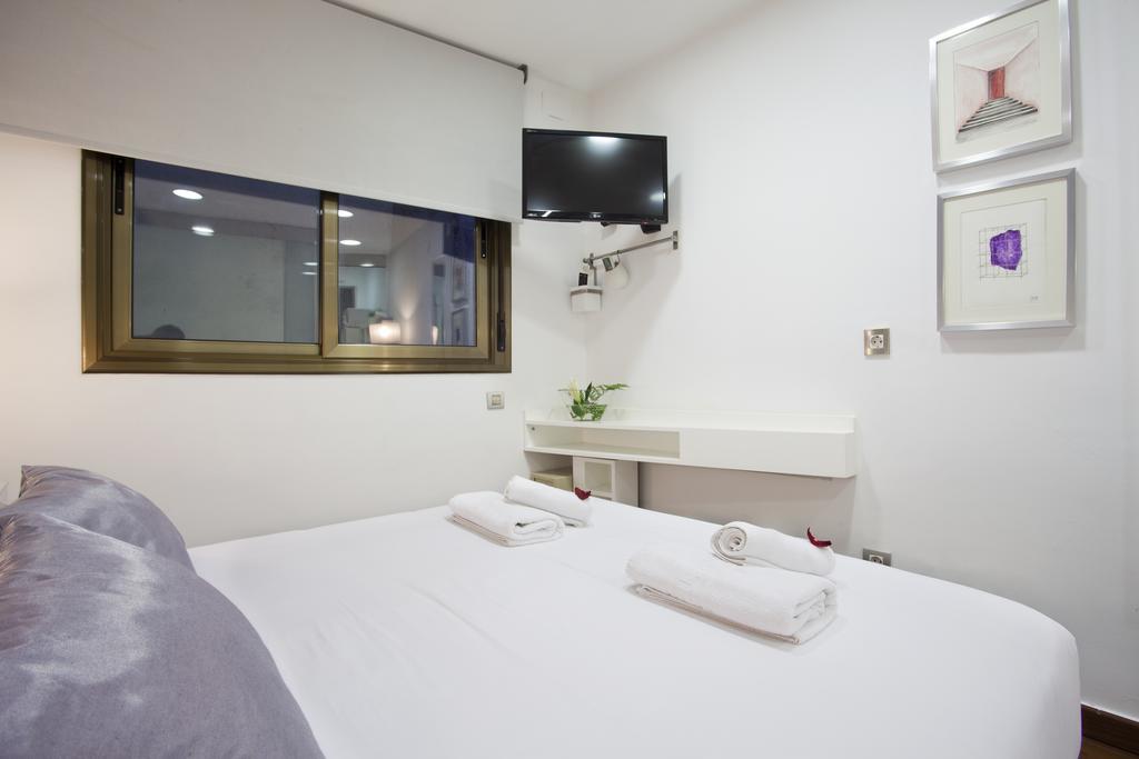 Triple With Private Bathroom In Gothic Pensión 2*