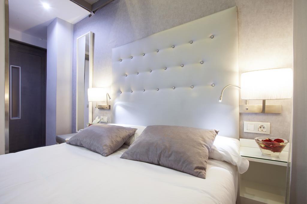 Triple With Private Bathroom In Gothic Barcelona