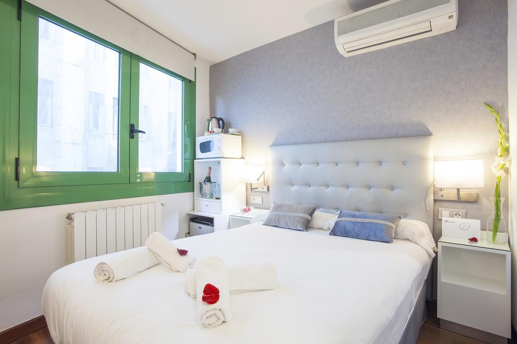 Triple With Private Bathroom In Gothic Pensión