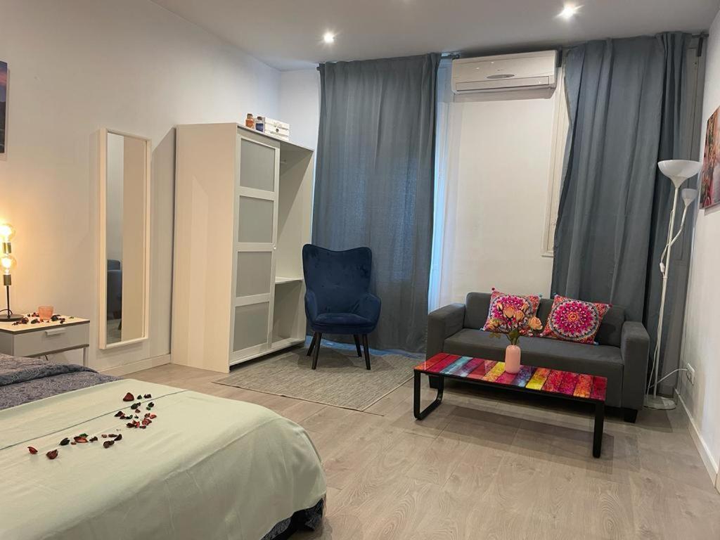 By Plaza Universidad Hostal *