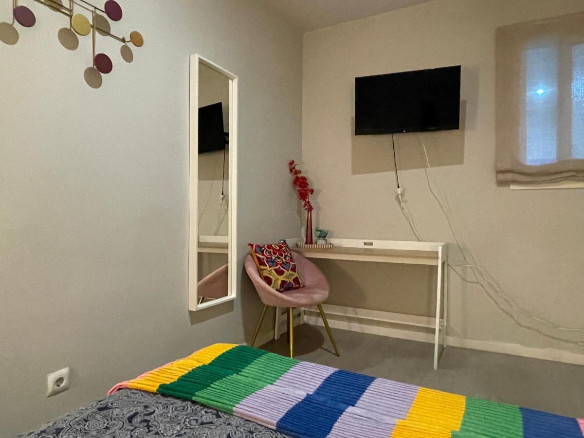By Plaza Universidad Hostal