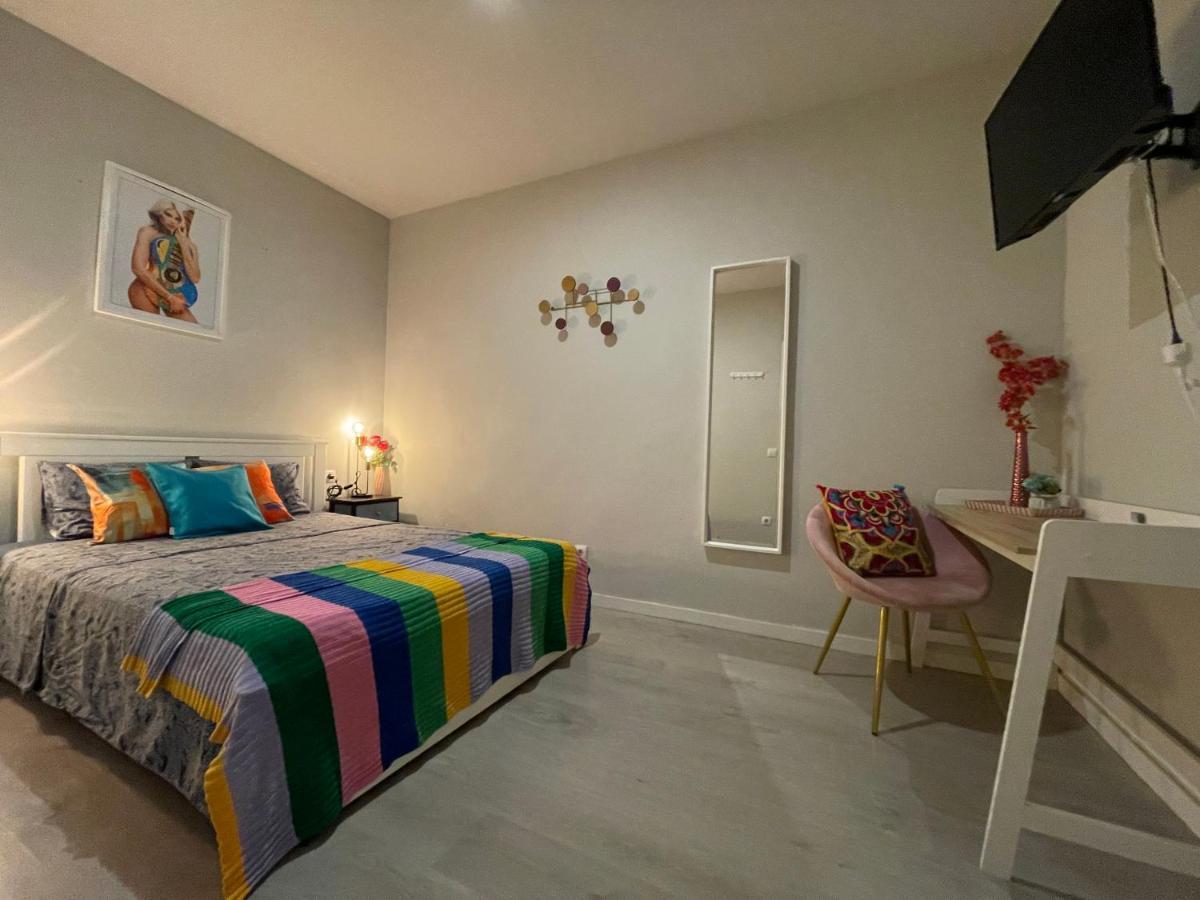 By Plaza Universidad Hostal *