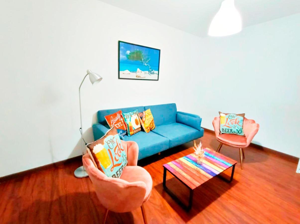 By Plaza Real Budget Hostal *