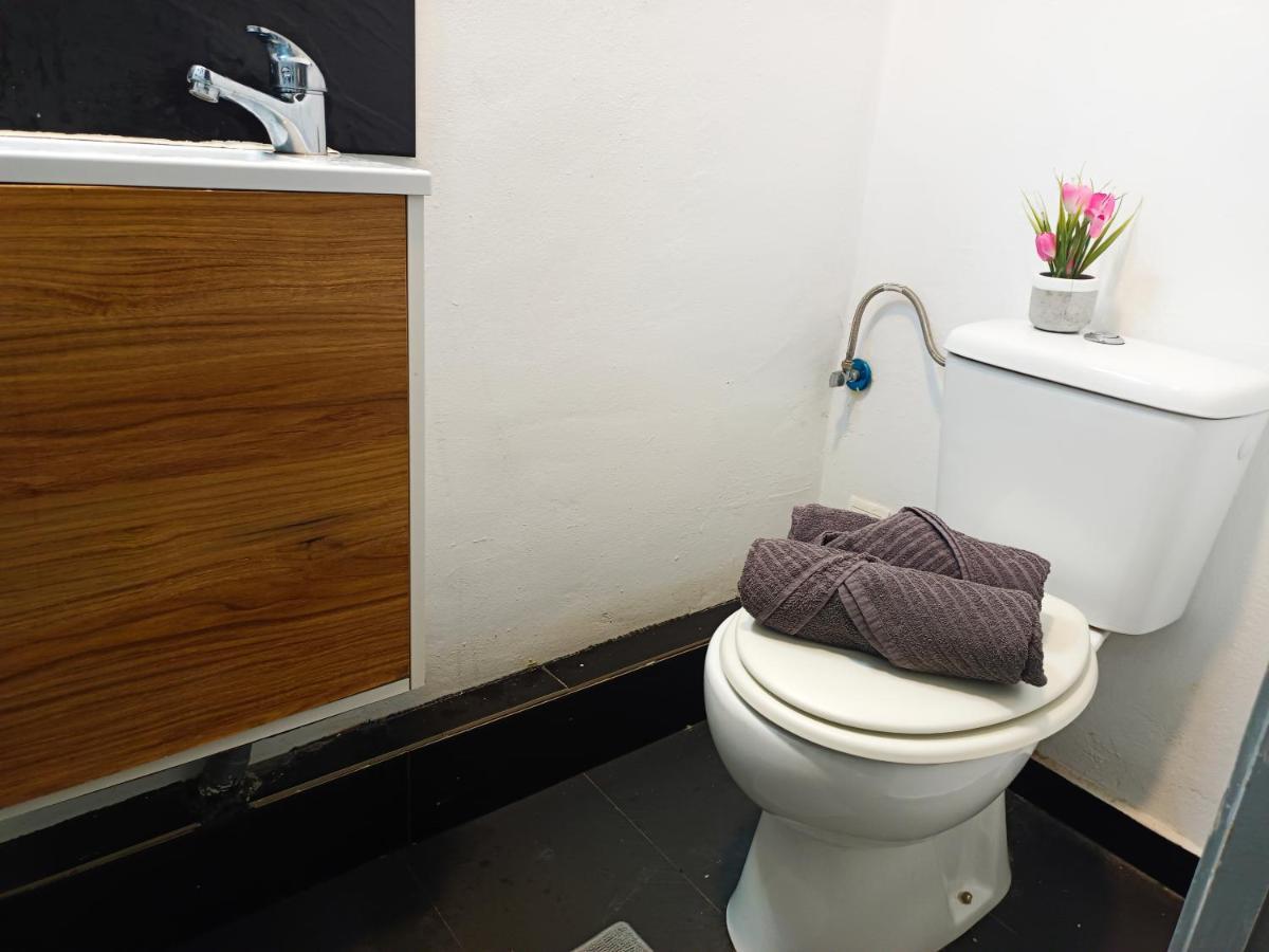 By Plaza Real Budget Hostal