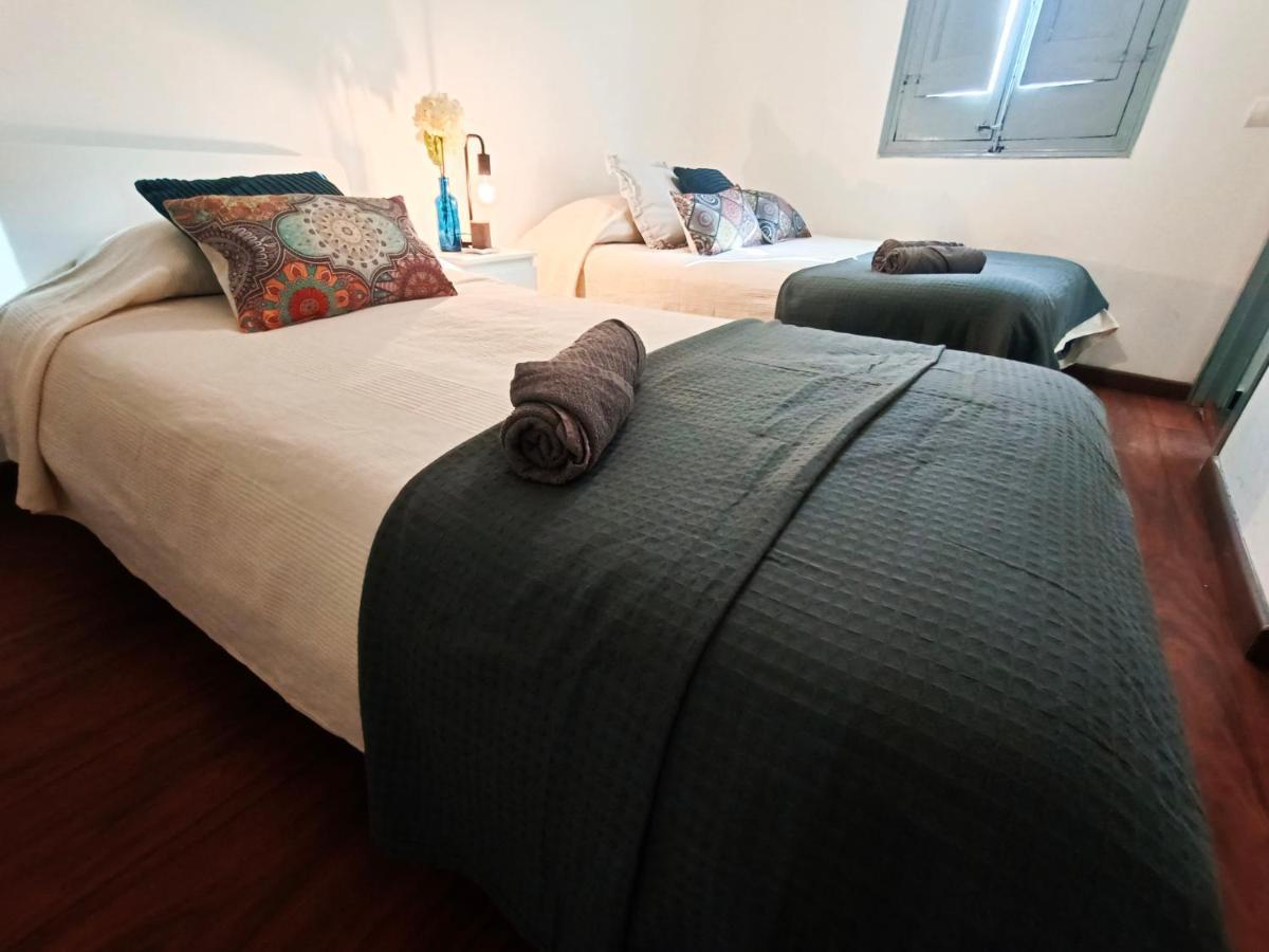 By Plaza Real Budget Hostal *