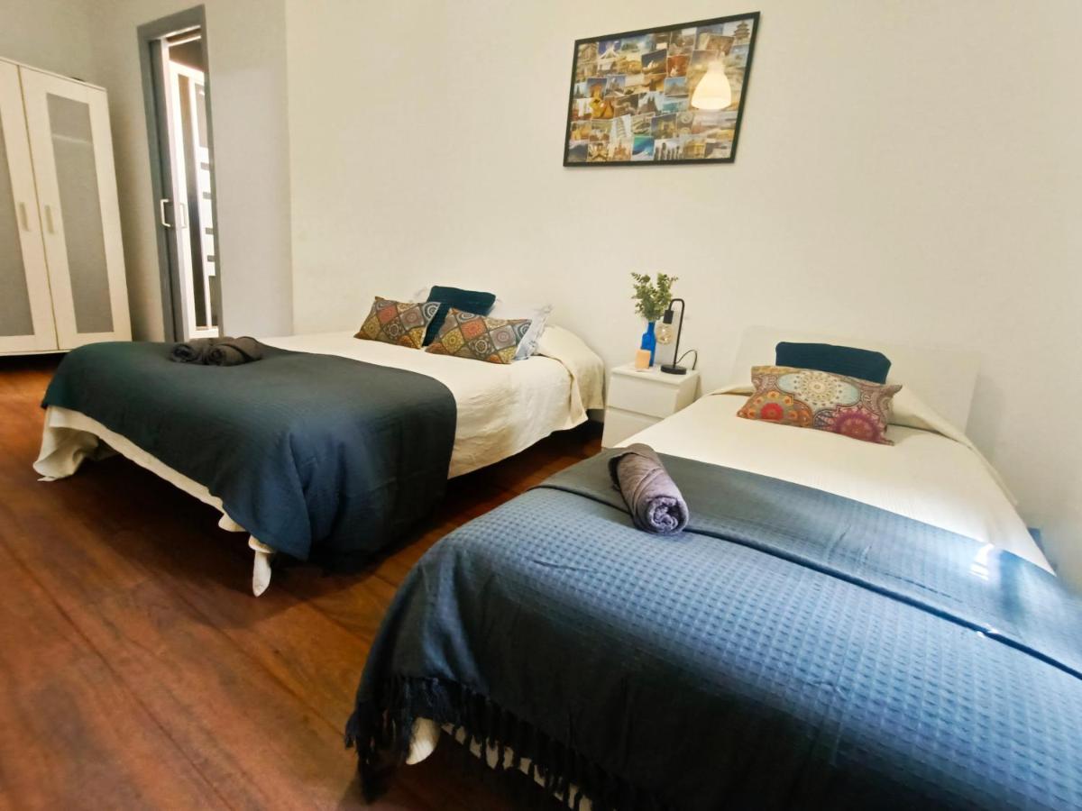 By Plaza Real Budget Hostal