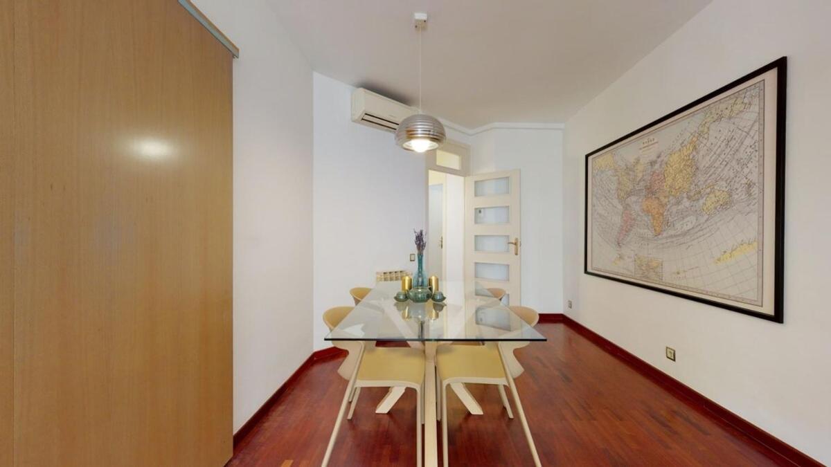 Modern And Bright Three-bedroom In Eixample Apartment *