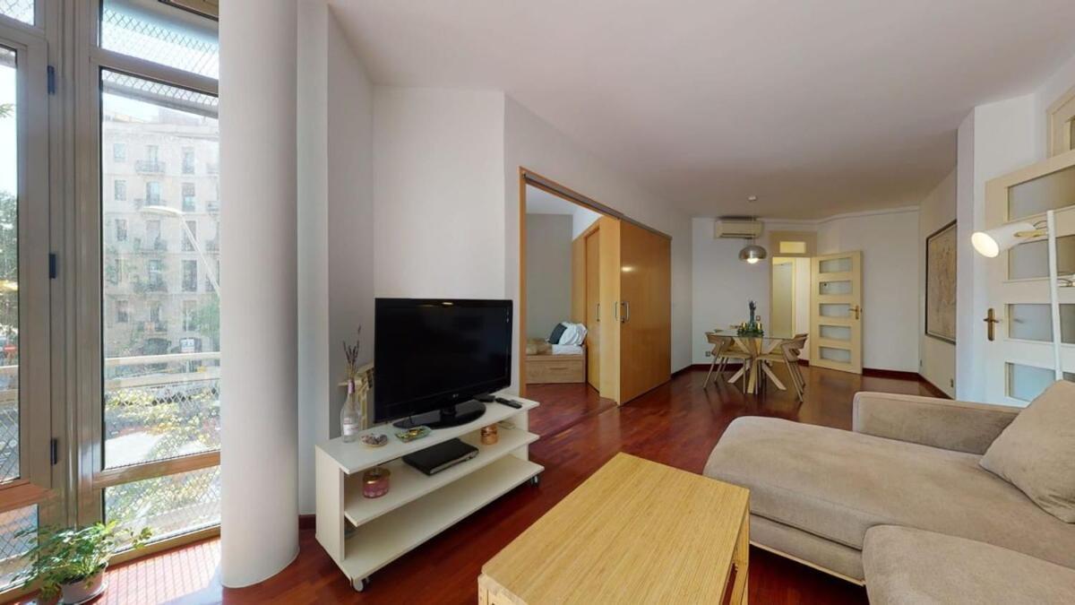 Modern And Bright Three-bedroom In Eixample Apartment Barcelona