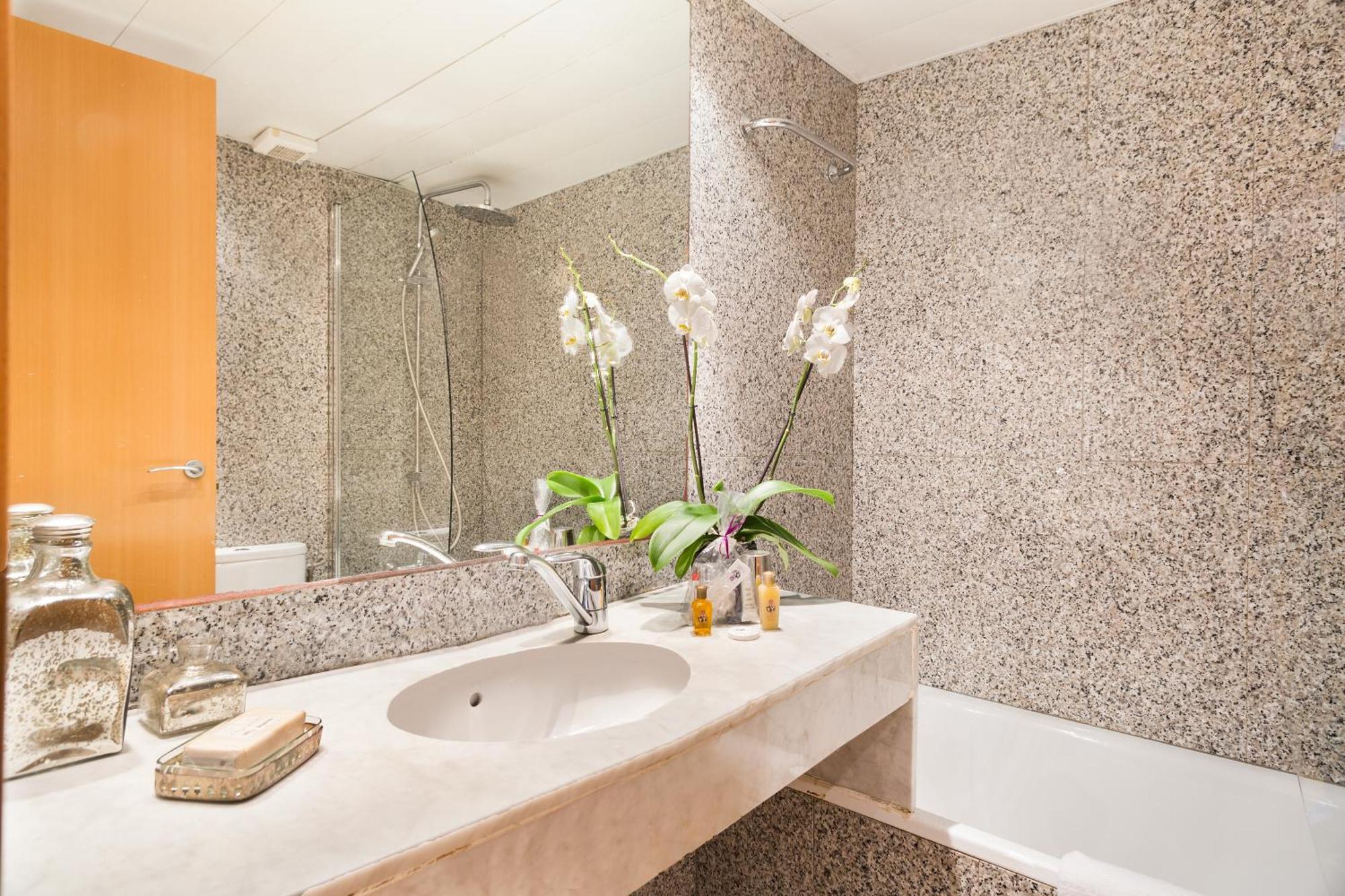 My Space Emirates - Spacious Near The Center Apartamento Barcelona