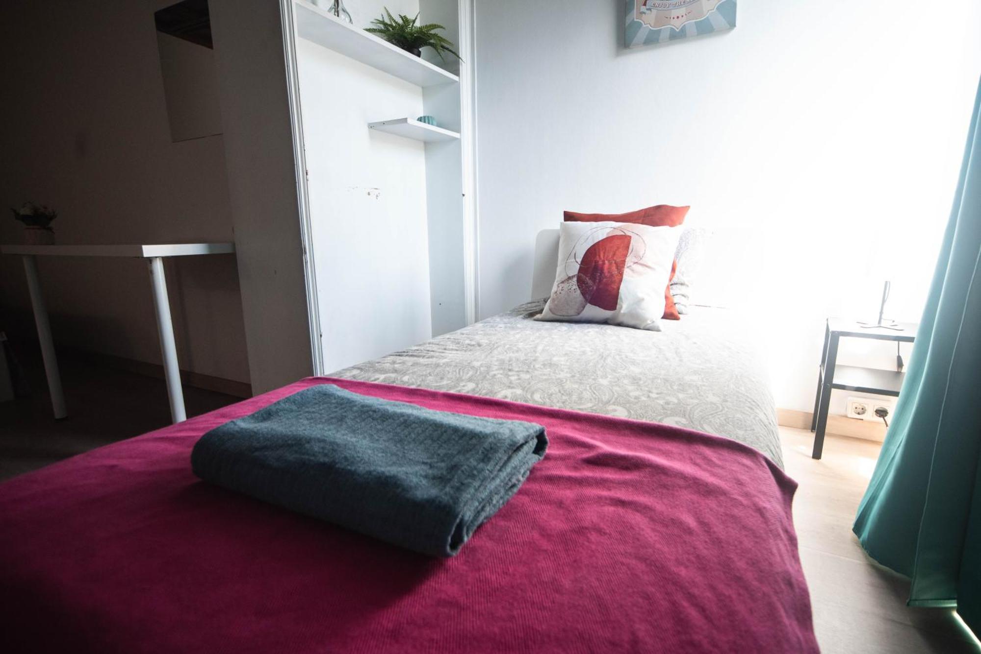 Hostal By Eixample *