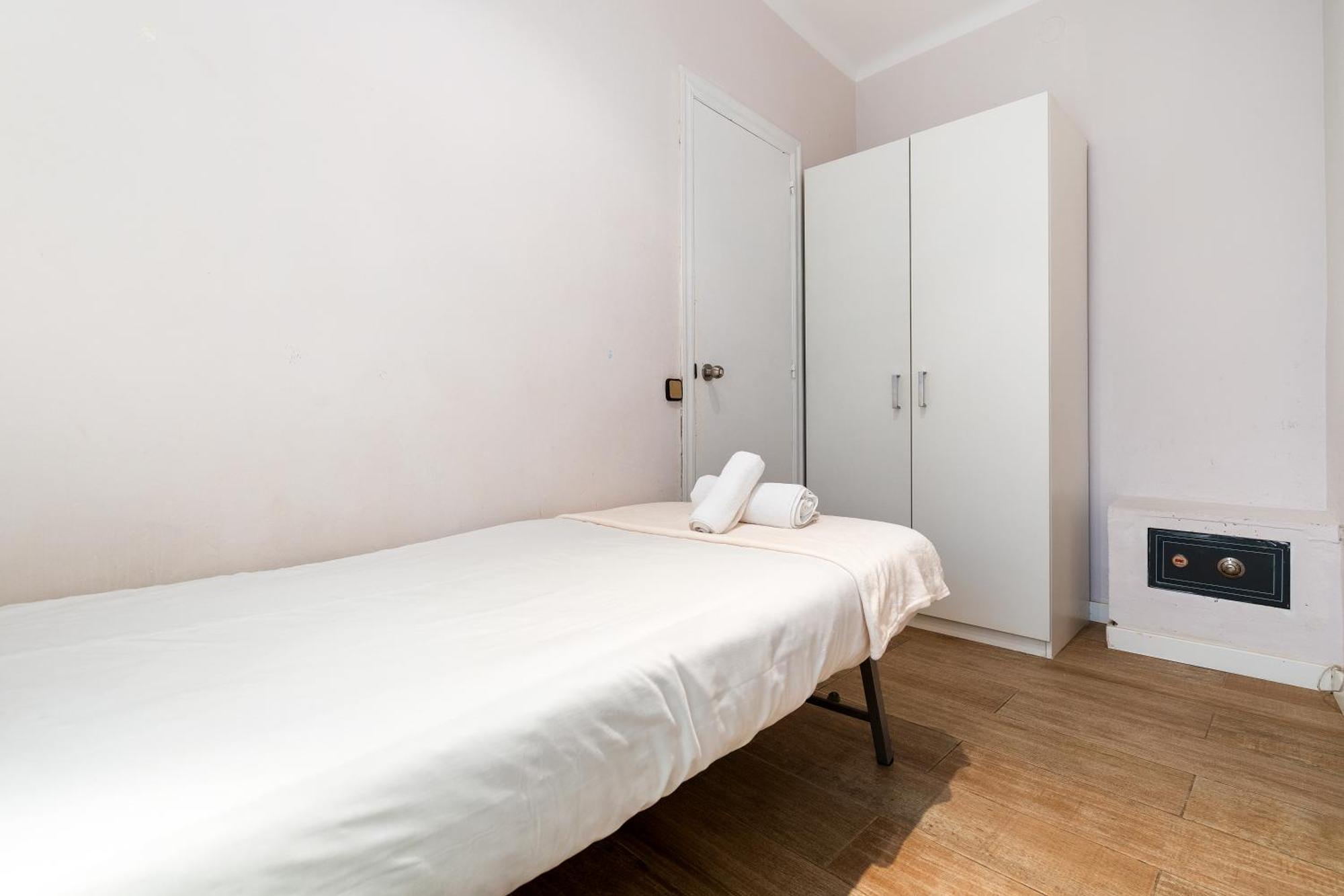 Eixample Ac, Sunlit Balcony & Prime Location Apartment *