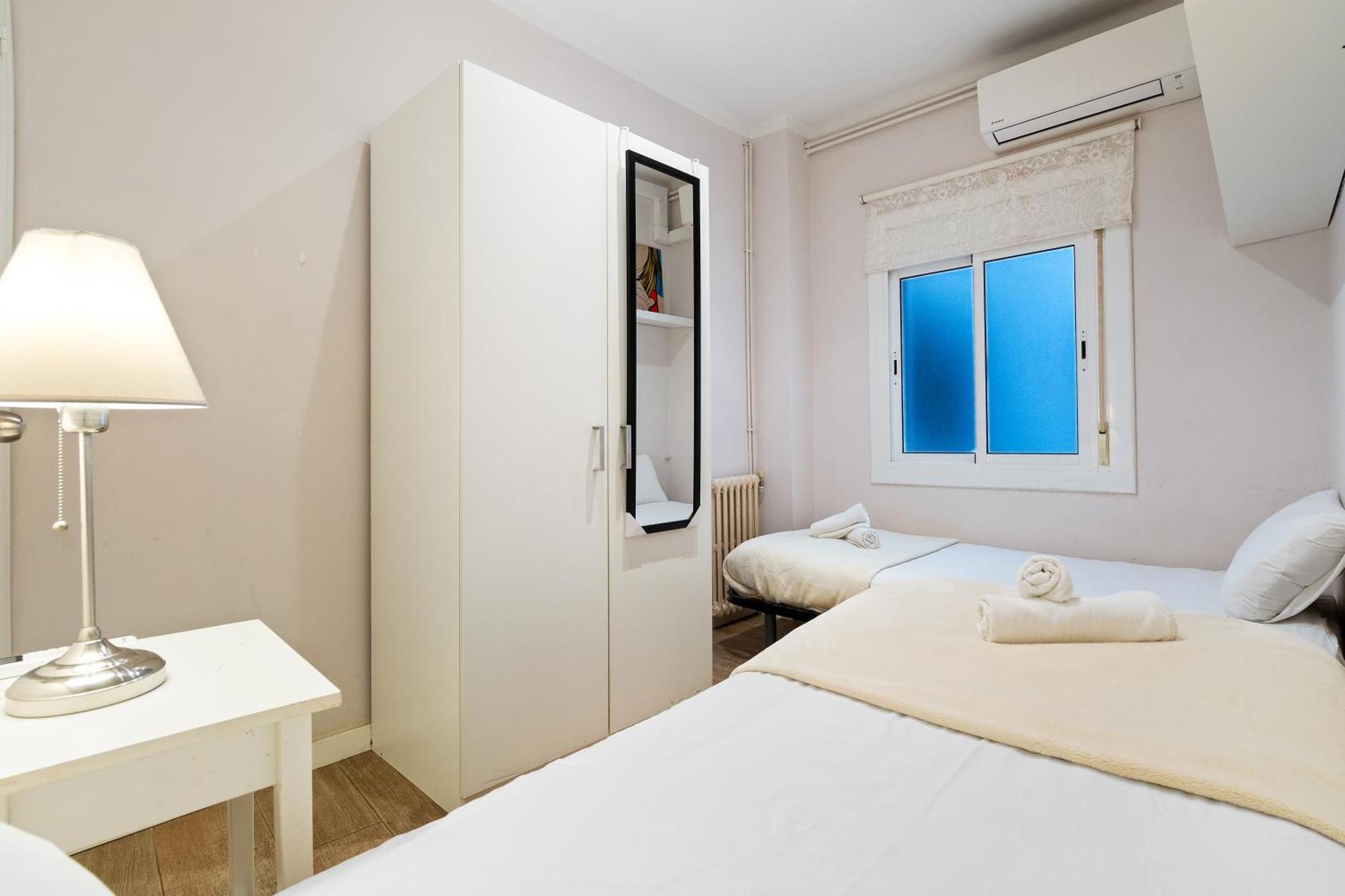 Eixample Ac, Sunlit Balcony & Prime Location Apartment *