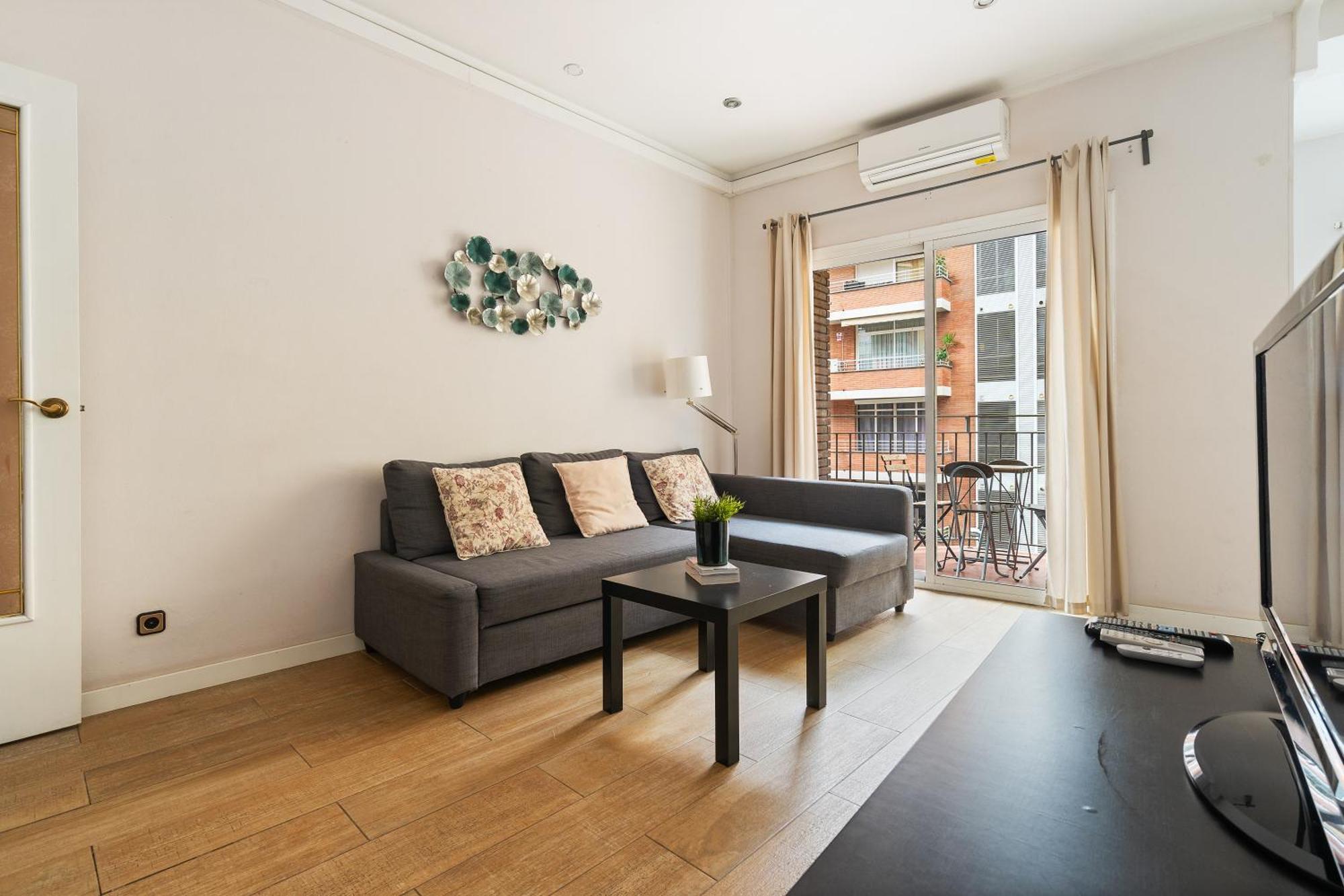 Eixample Ac, Sunlit Balcony & Prime Location *