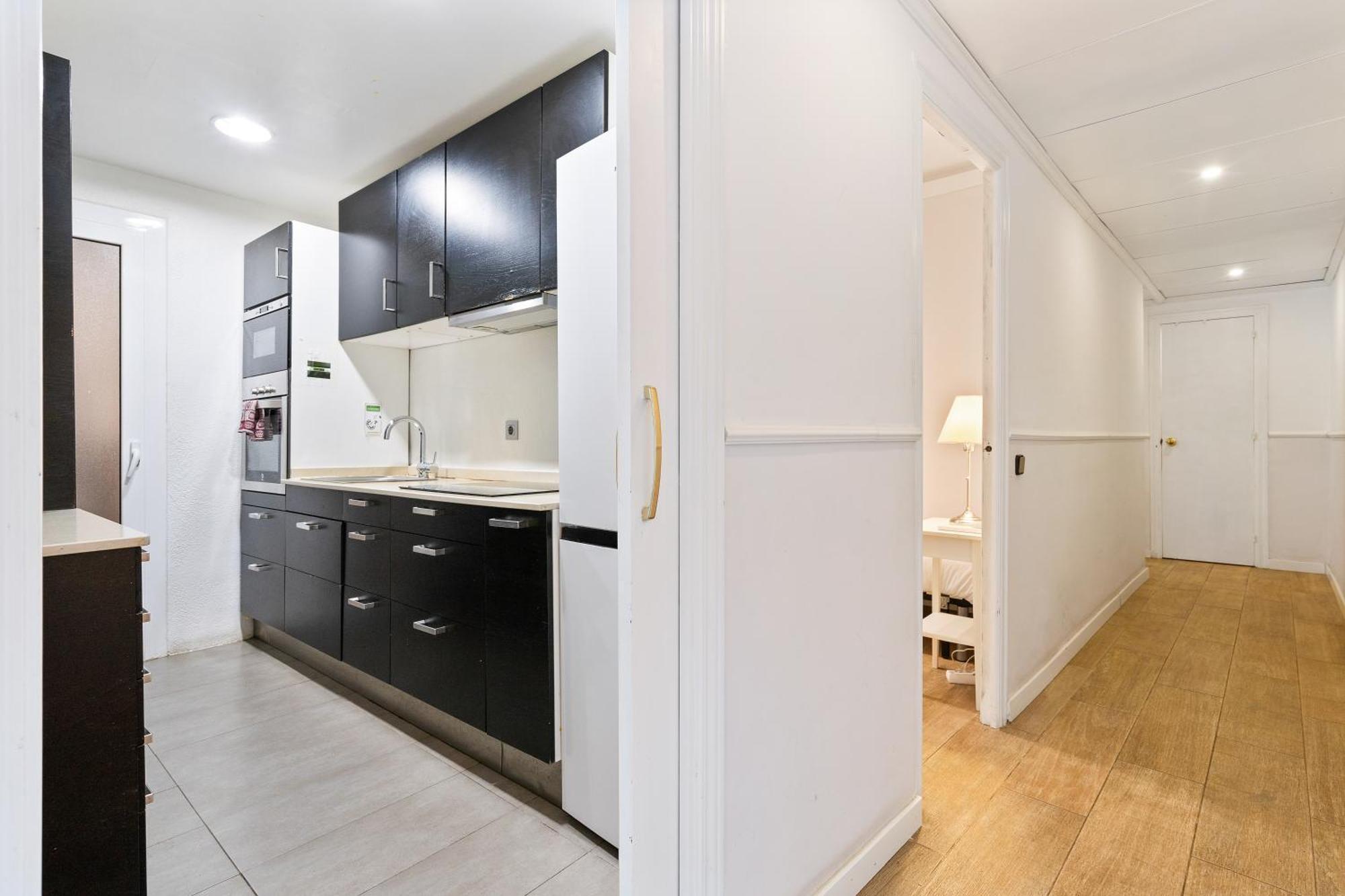 Eixample Ac, Sunlit Balcony & Prime Location Apartment