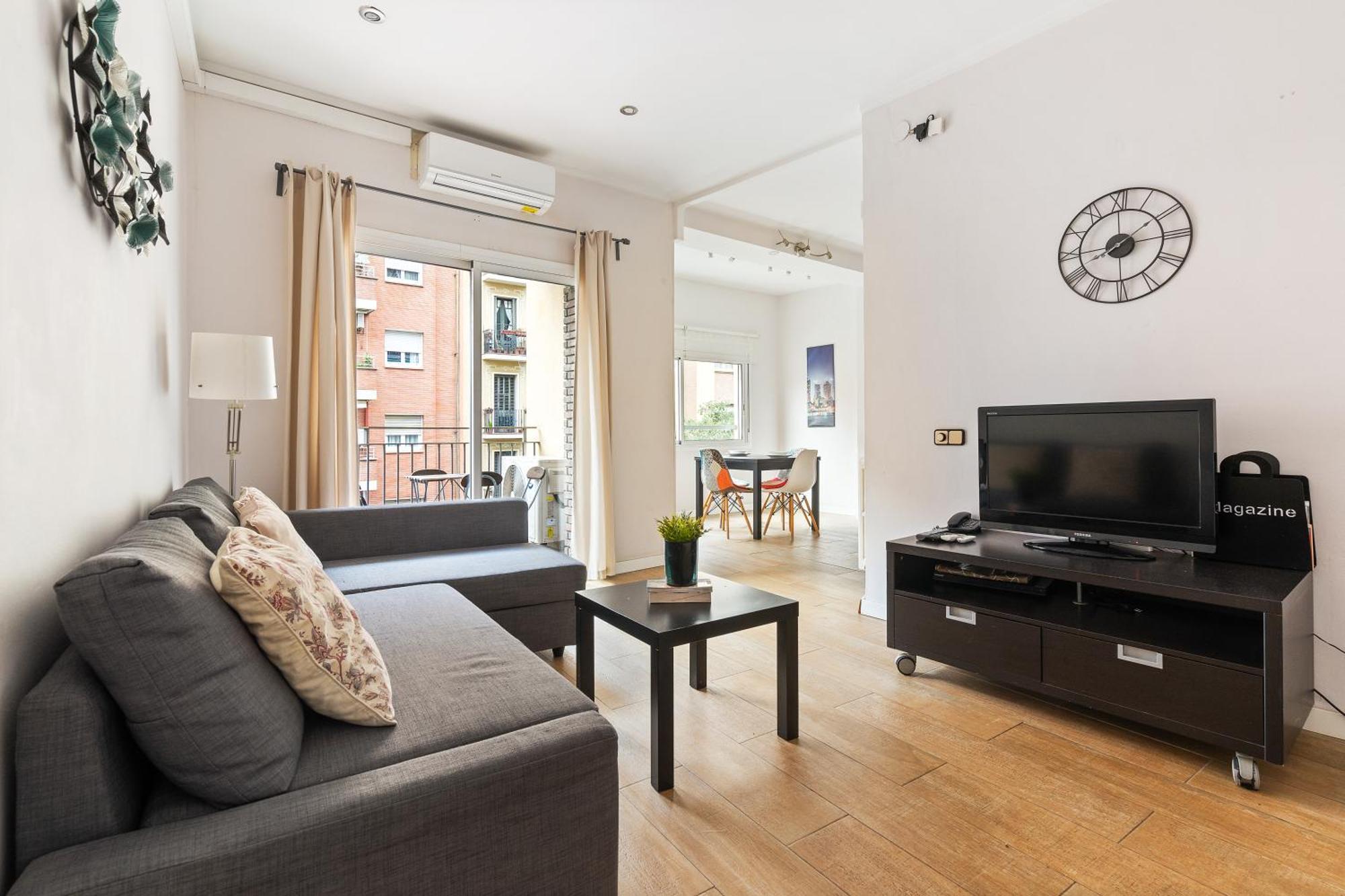 Apartment Eixample Ac, Sunlit Balcony & Prime Location