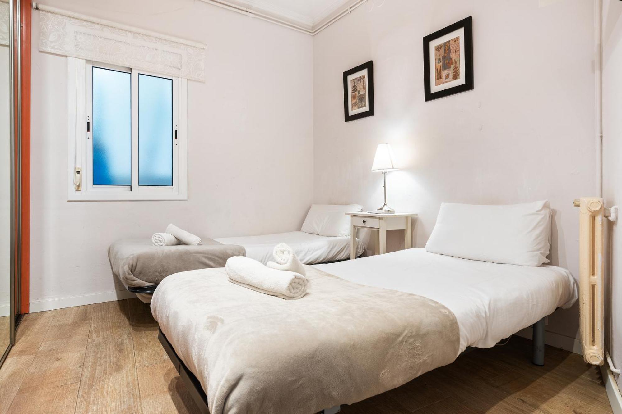 Eixample Ac, Sunlit Balcony & Prime Location Apartment *