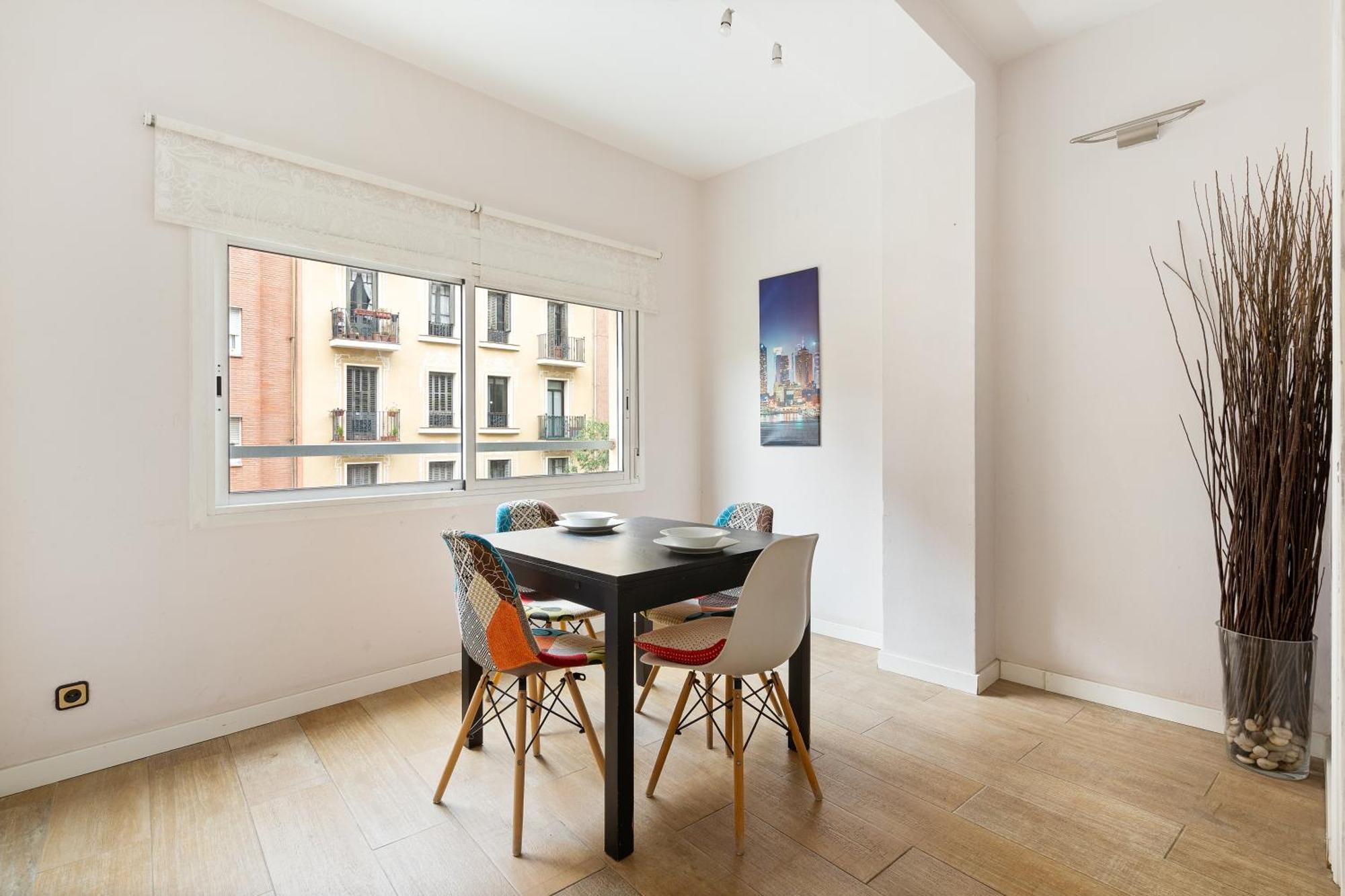 Apartment Eixample Ac, Sunlit Balcony & Prime Location