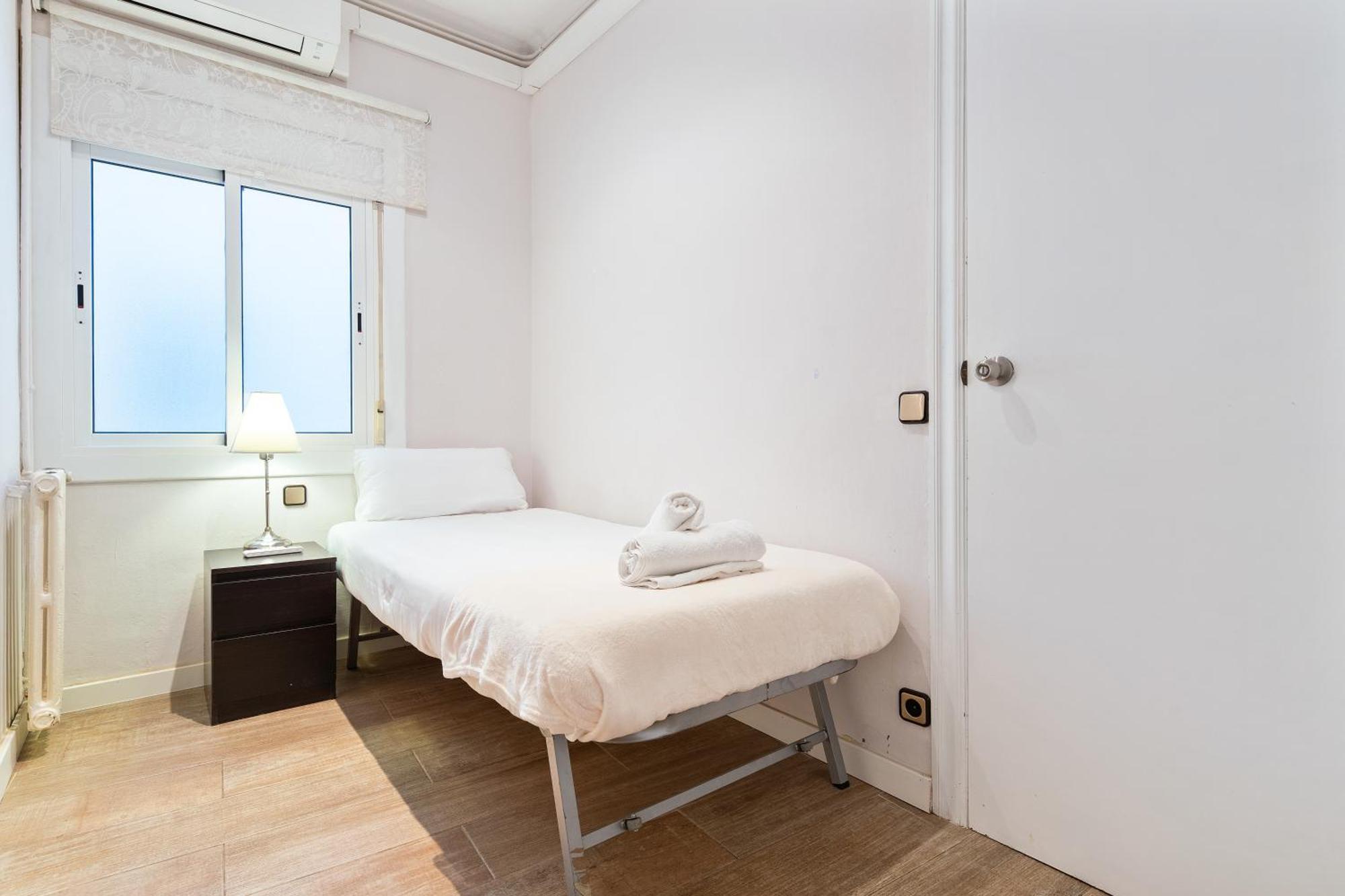 Eixample Ac, Sunlit Balcony & Prime Location Apartment Barcelona