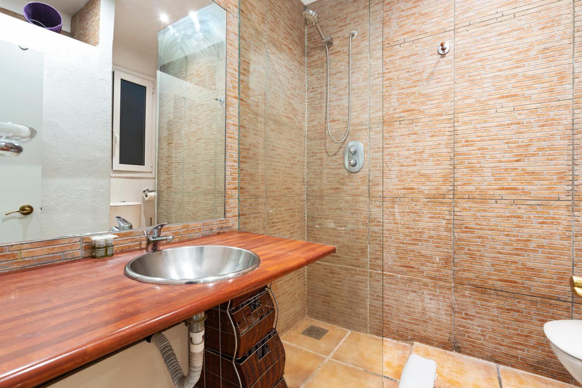 Eixample Ac, Sunlit Balcony & Prime Location Apartment Barcelona