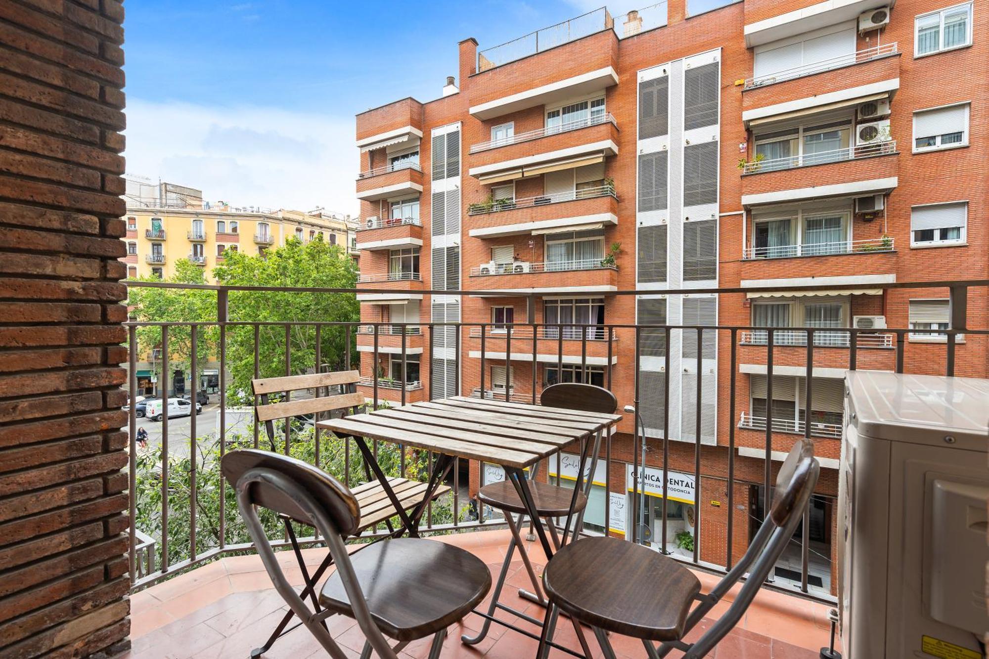 Apartment Eixample Ac, Sunlit Balcony & Prime Location