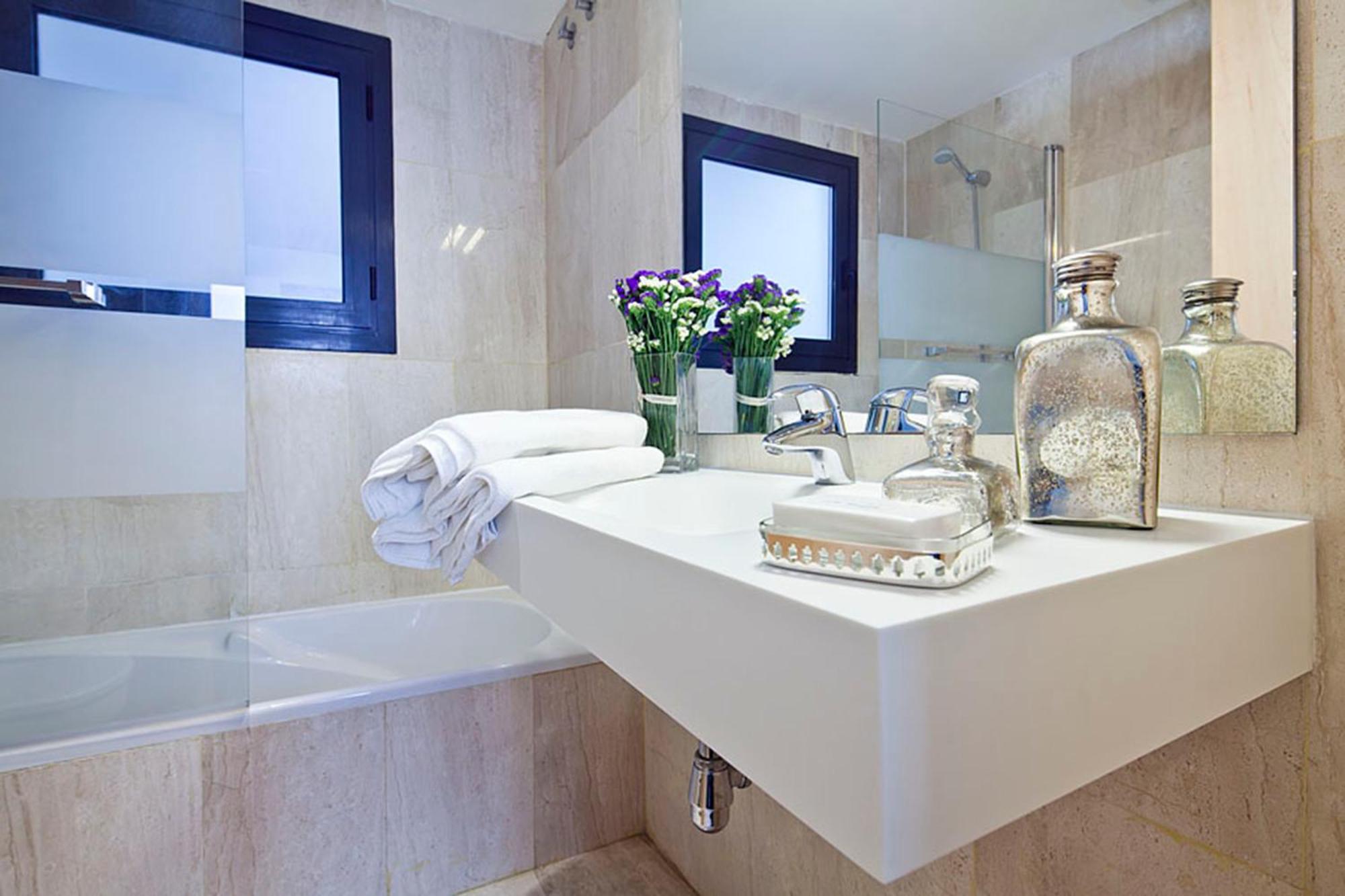 Apartment Rentals - Private Pool And Garden Center Barcelona