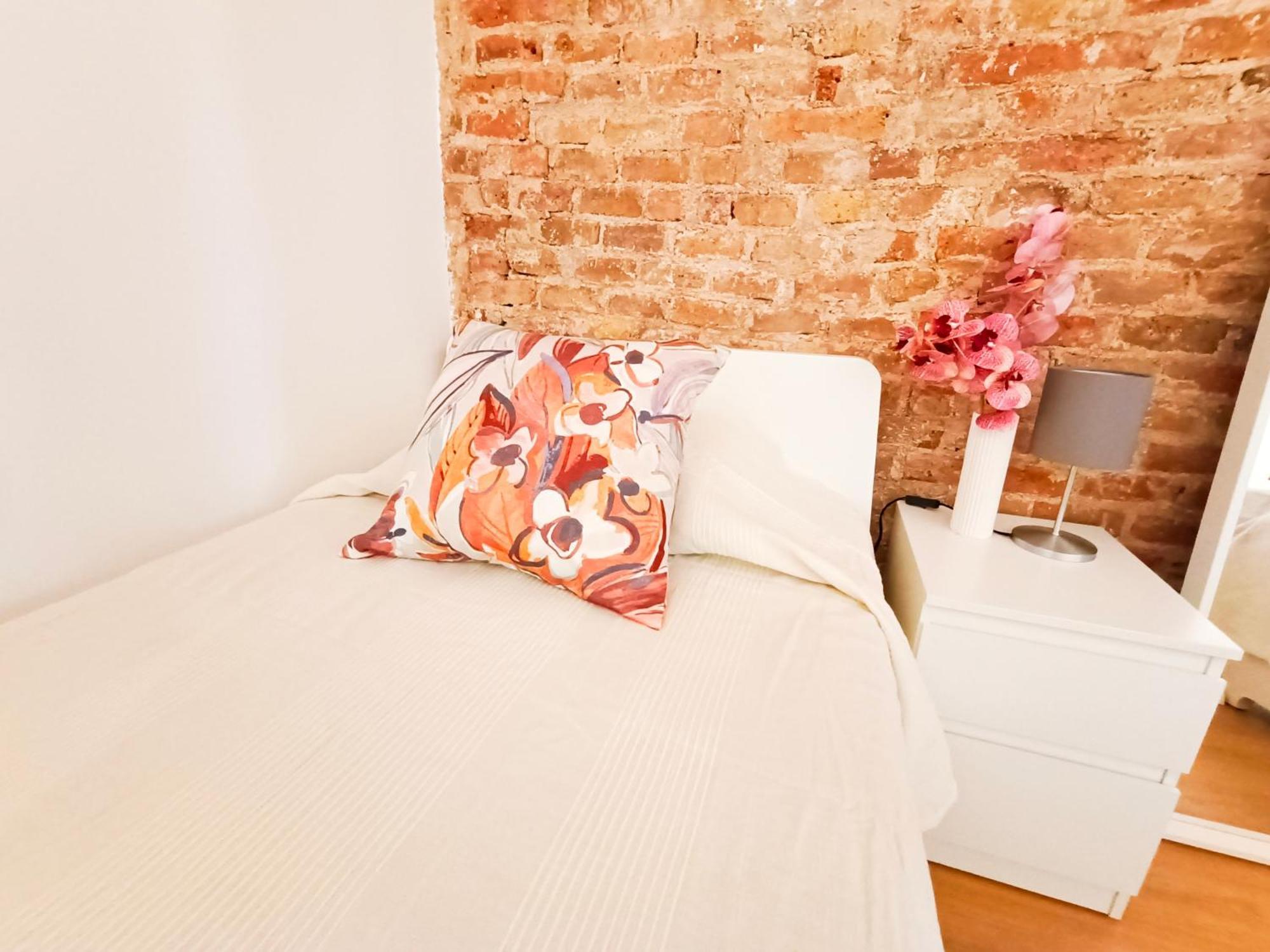 By Universitat Private Hostal