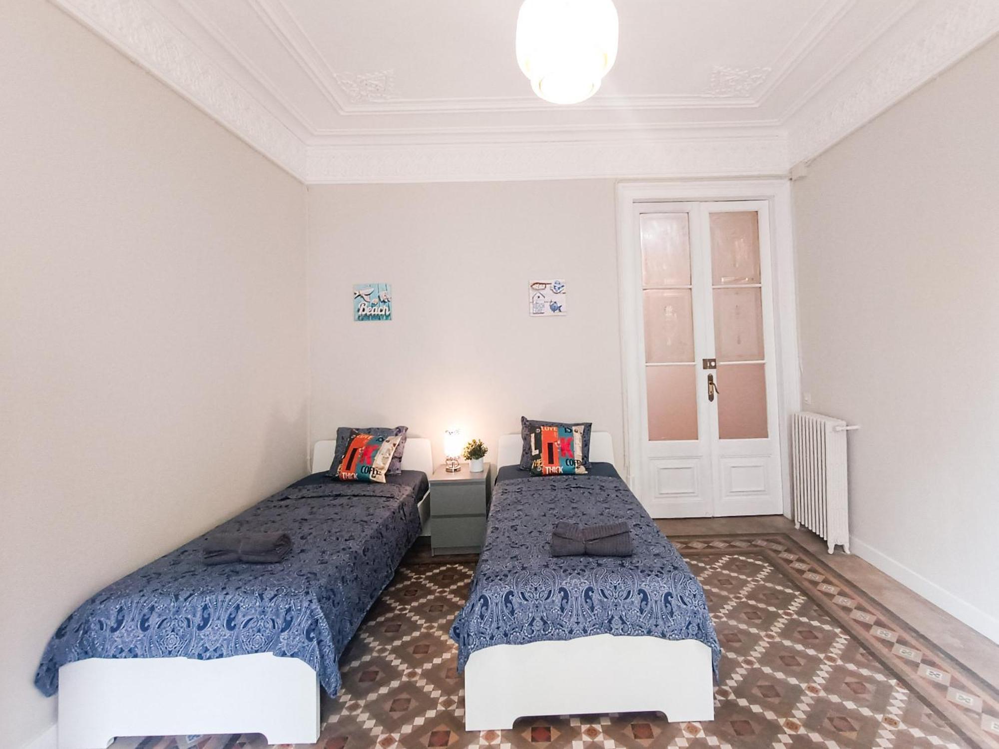 - Roger De Lluria Hostal