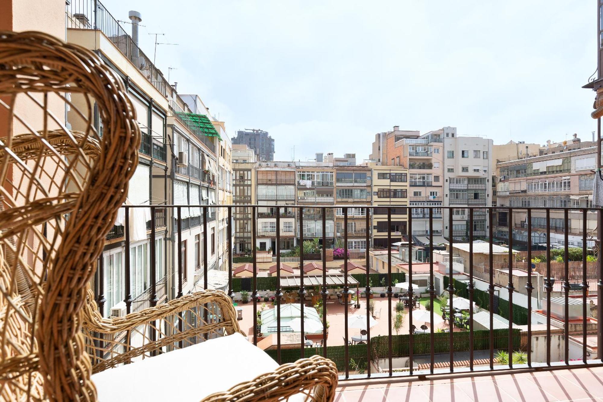 En Casa De Girona 17 *
