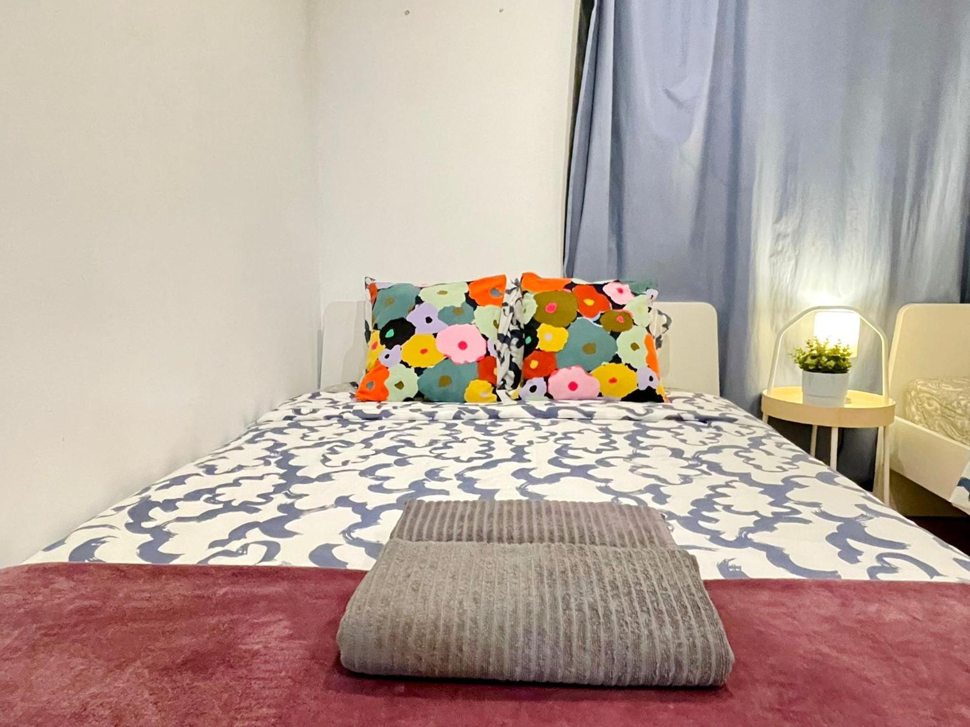 Sharing Flats In Gotico Hostel *