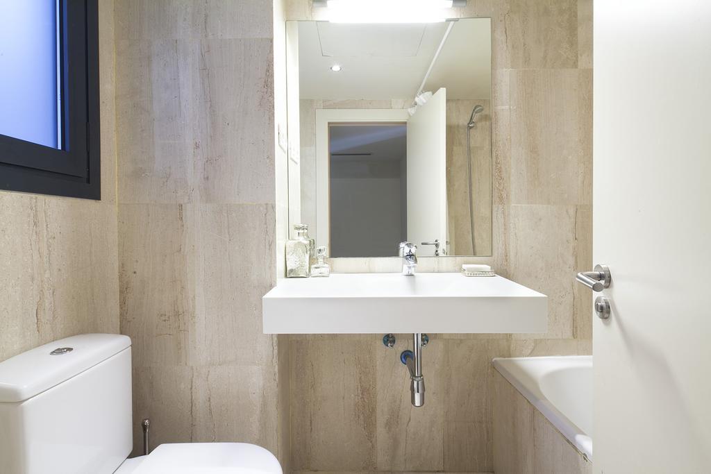 Apartment Rentals - Private Pool And Garden Center Barcelona