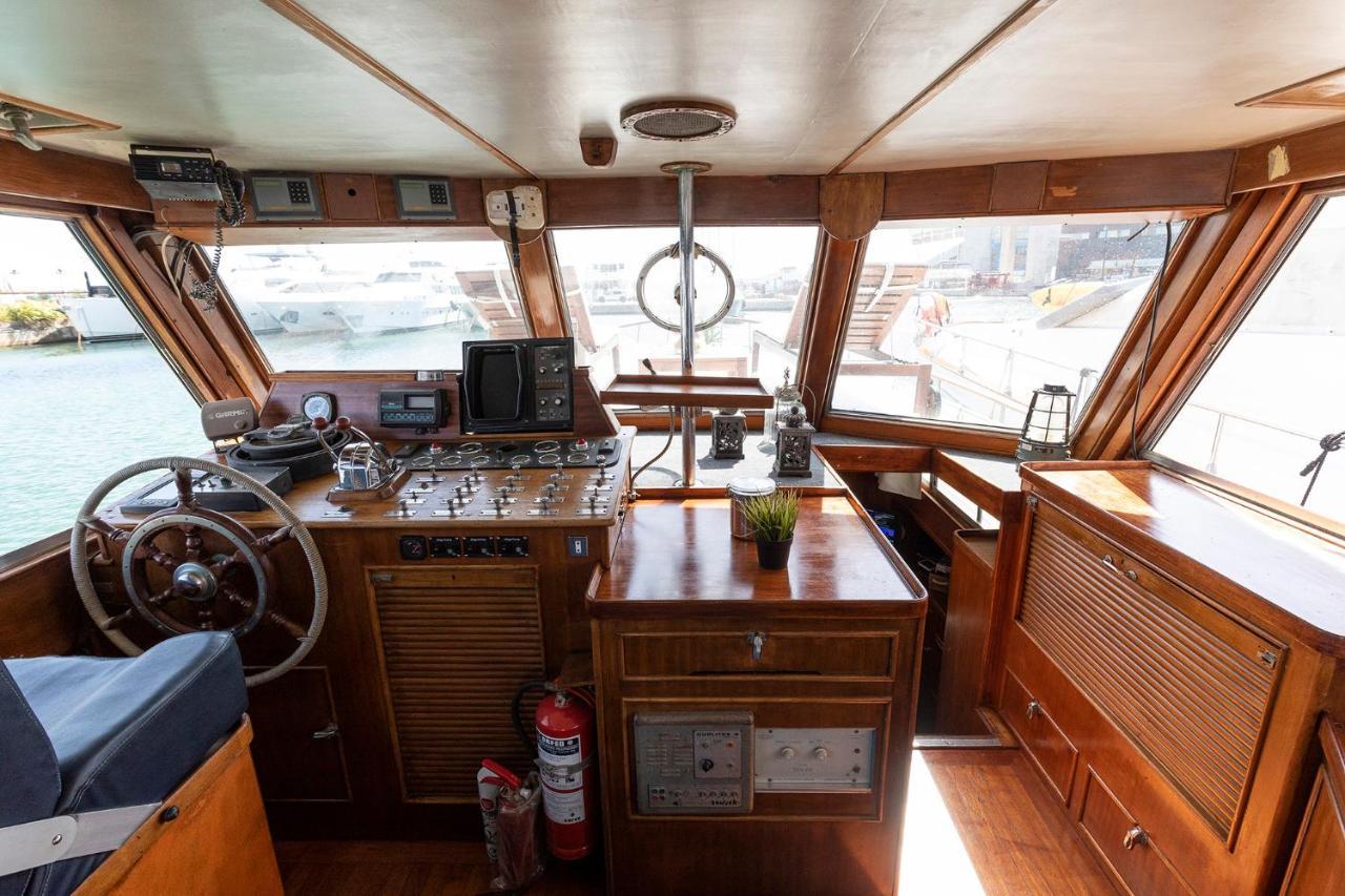 C120 - Charming Boat In Port Forum Hotel en barco Barcelona