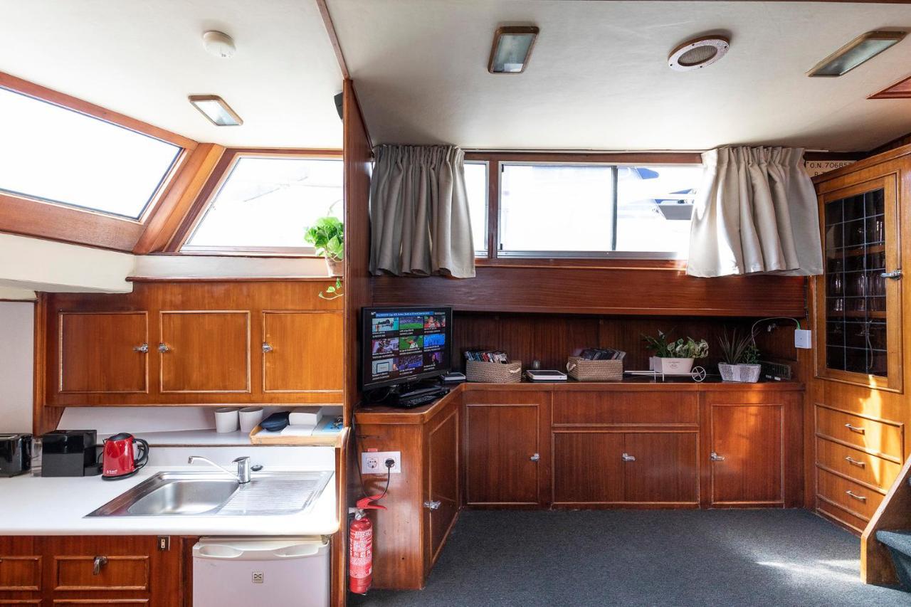 C120 - Charming Boat In Port Forum Hotel en barco Barcelona