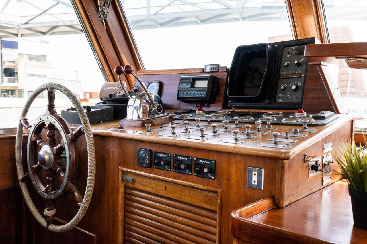 C120 - Charming Boat In Port Forum Hotel en barco *