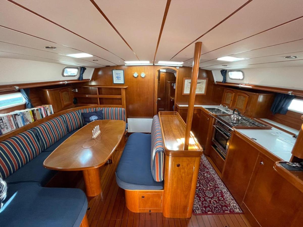 Beautiful And Comfortable Sailboat With Secure Parking Available Hotel en barco *