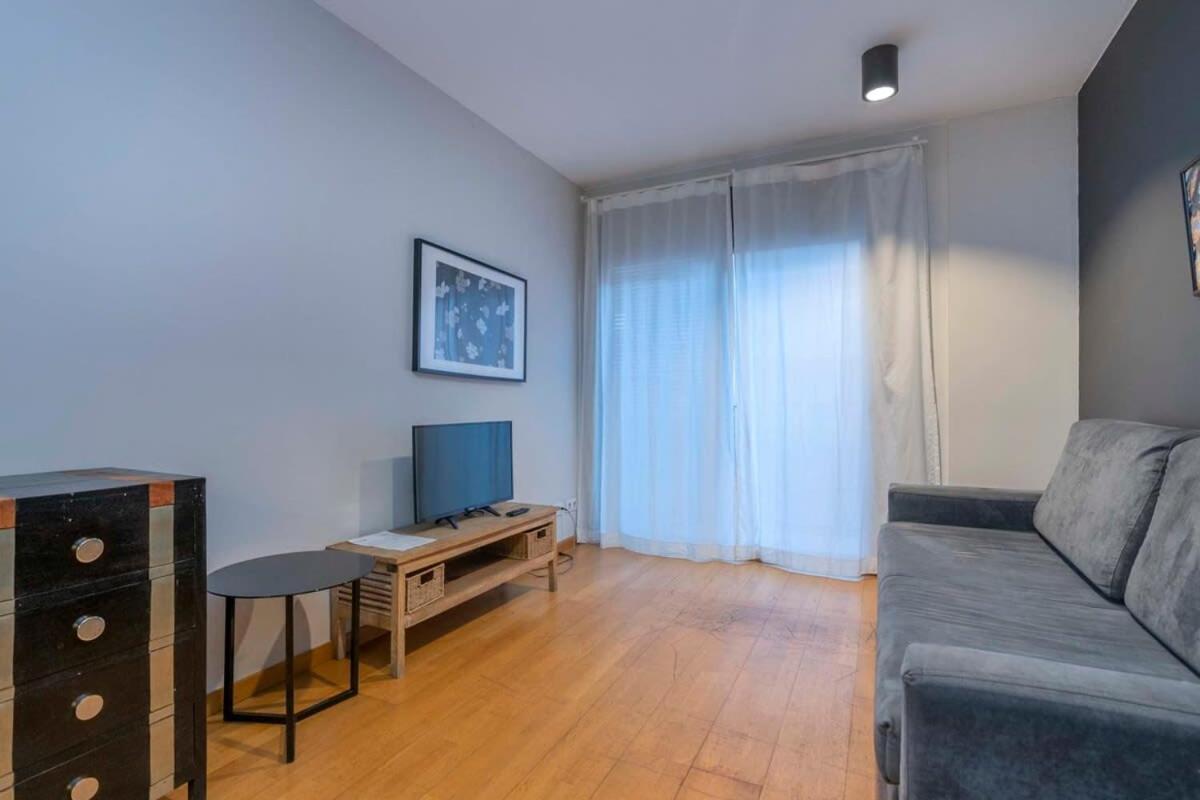 2 Bedroom With Balcony In Eixample 4-2 *