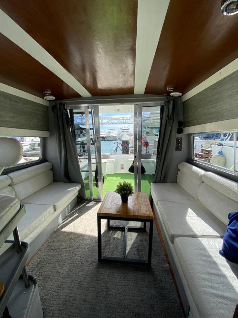 Yach Boat Hotel en barco Barcelona