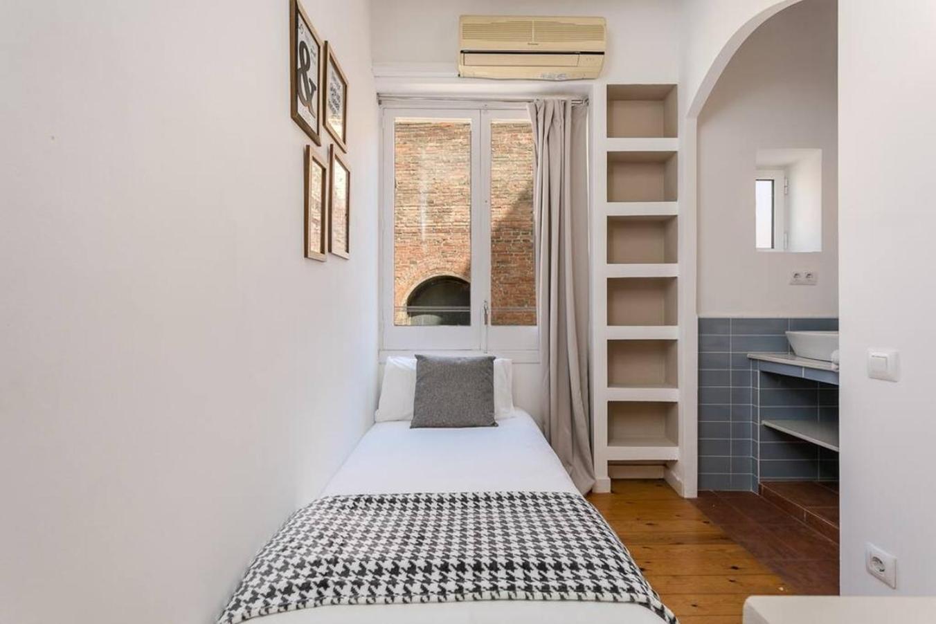 Luxurious With Awesome Rooftop Apartment