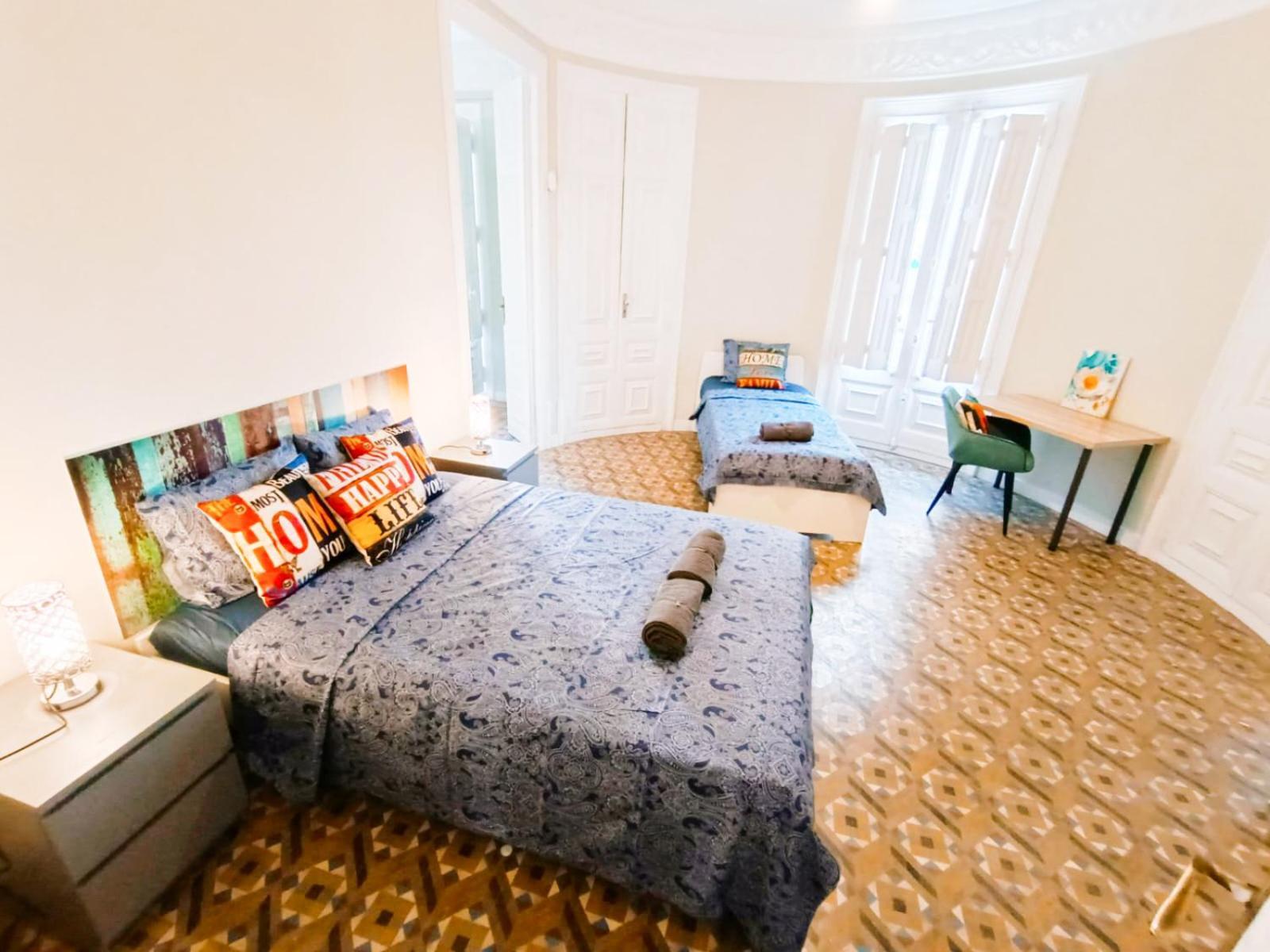 Hostal Oasis - Roger Lluria *