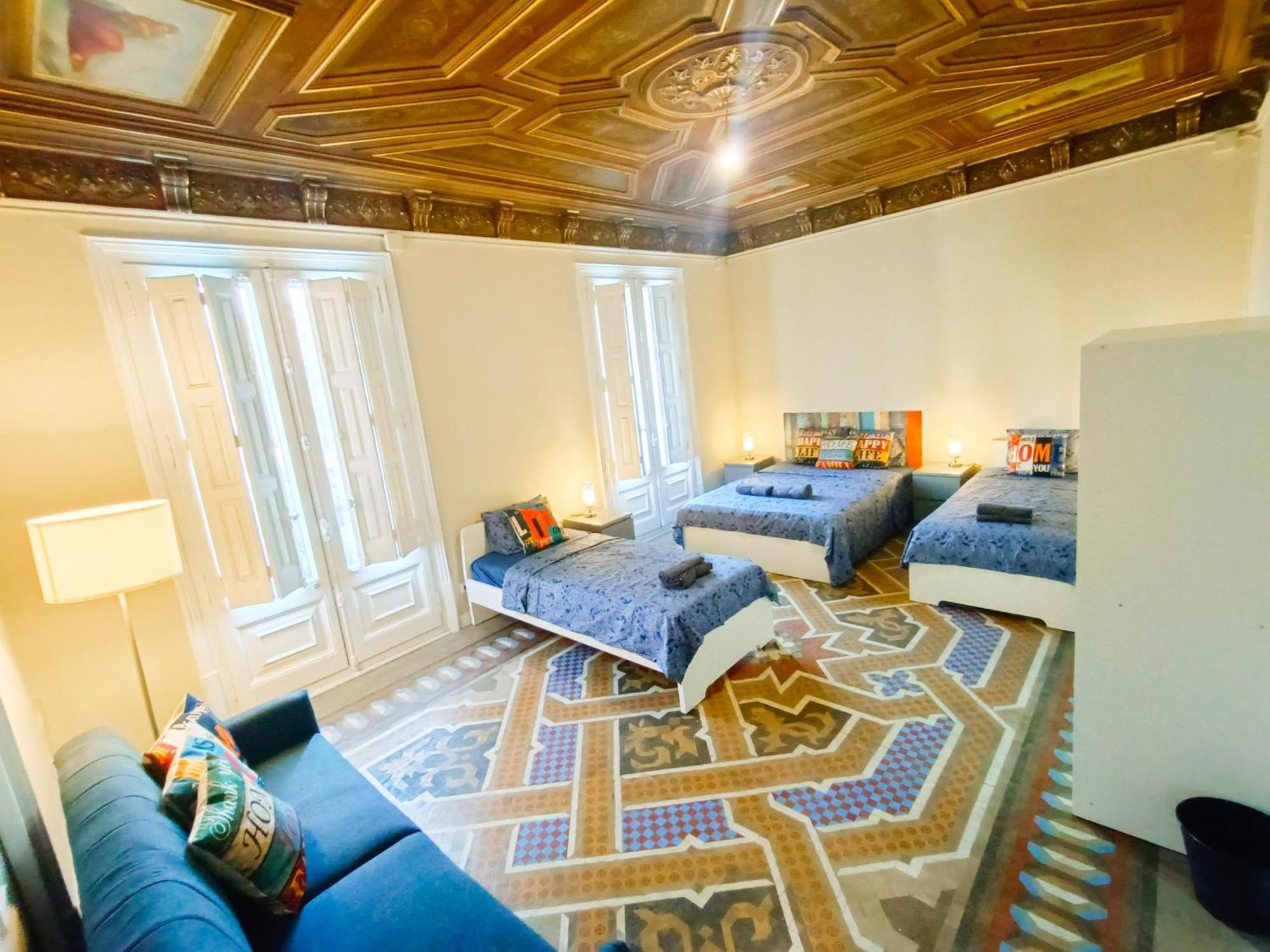 Oasis - Roger Lluria Hostal