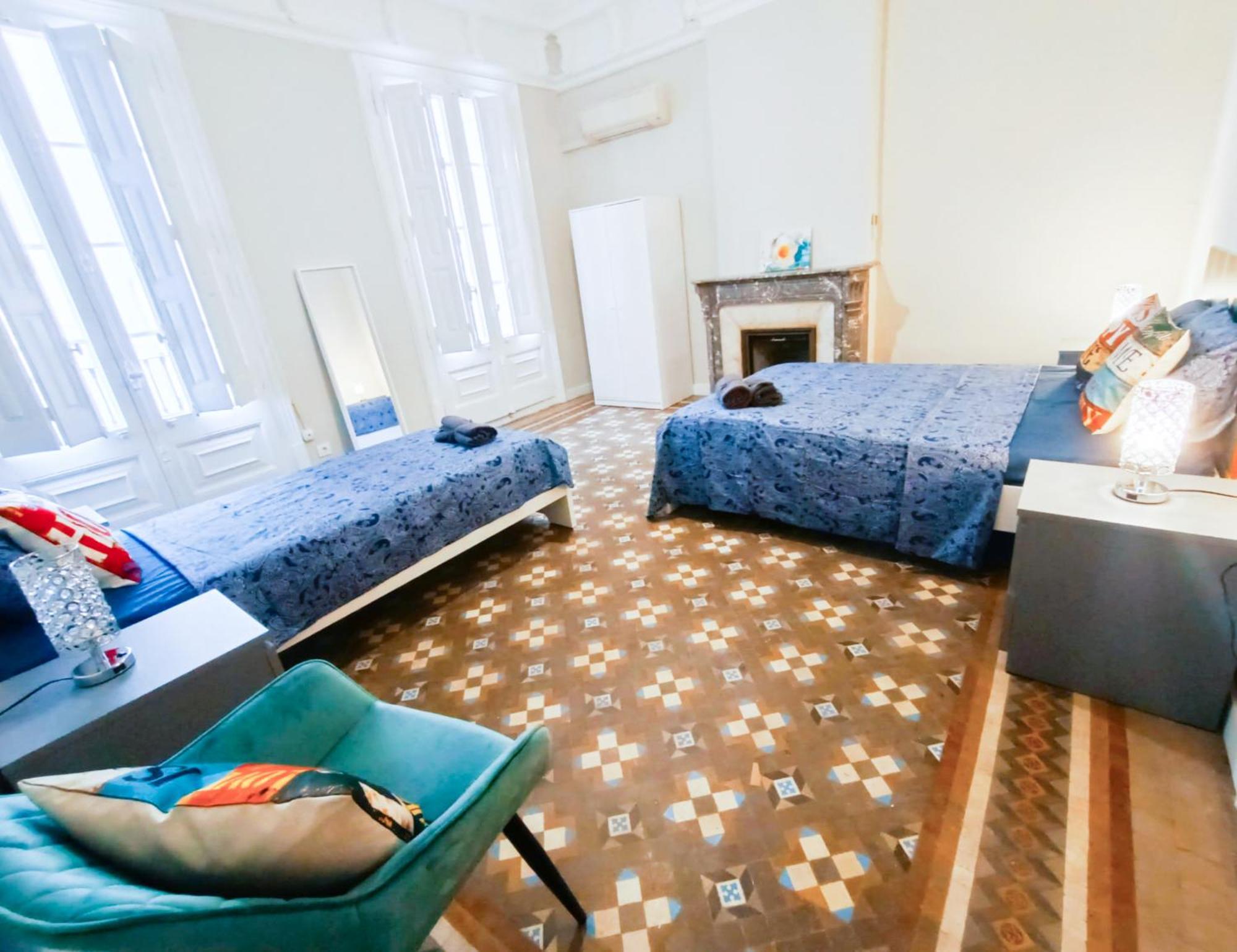 Hostal Oasis - Roger Lluria *