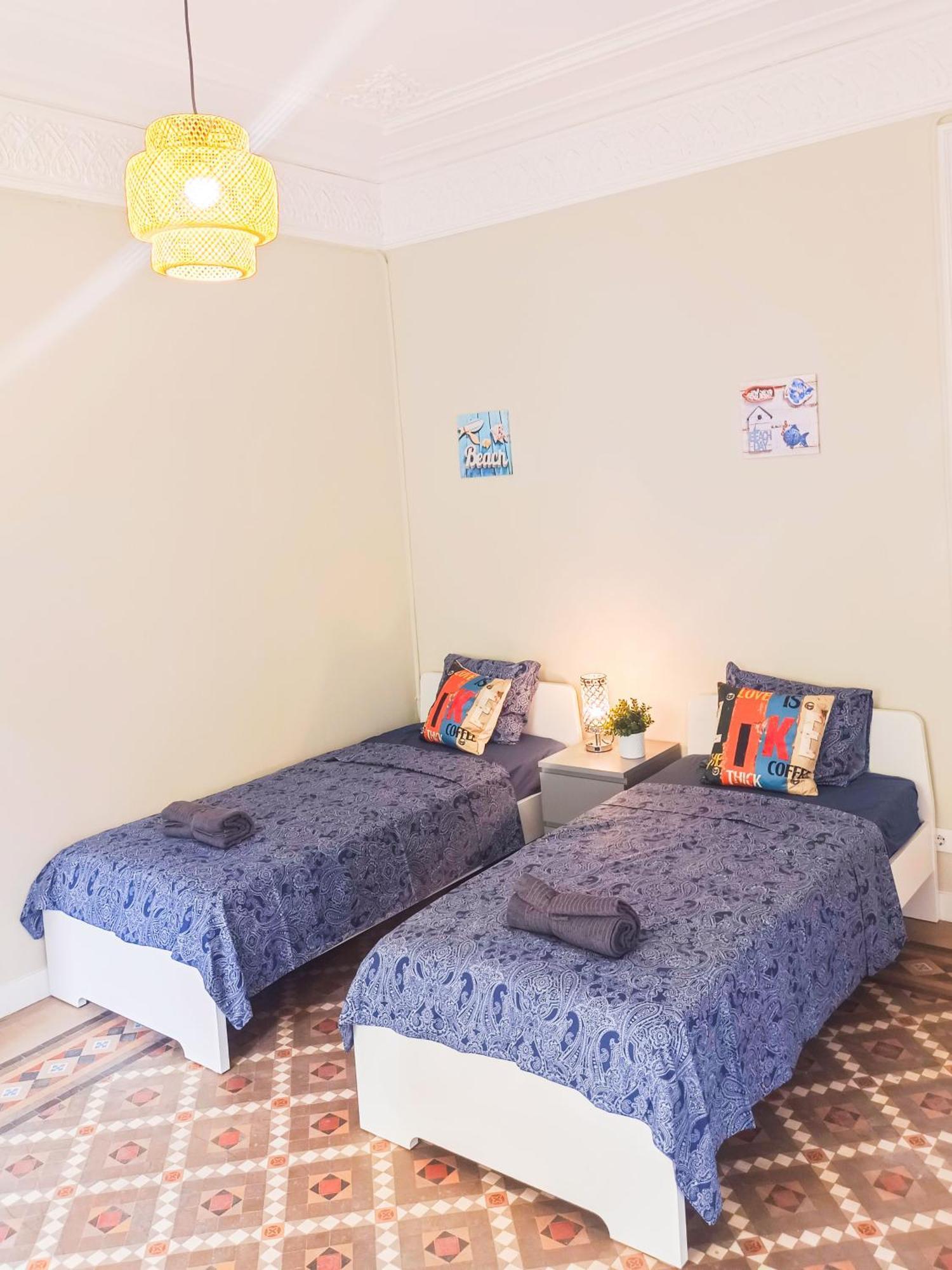 Oasis - Roger Lluria Hostal