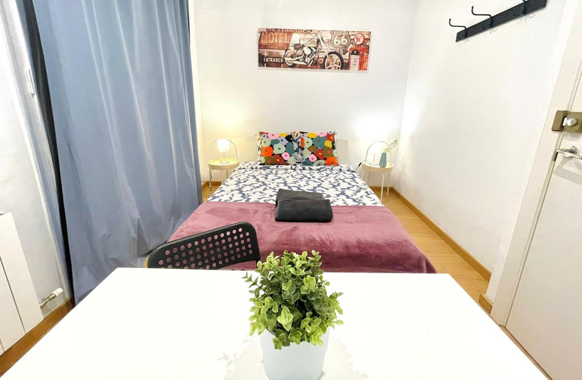 Sharing Flats In Gotico Hostal *