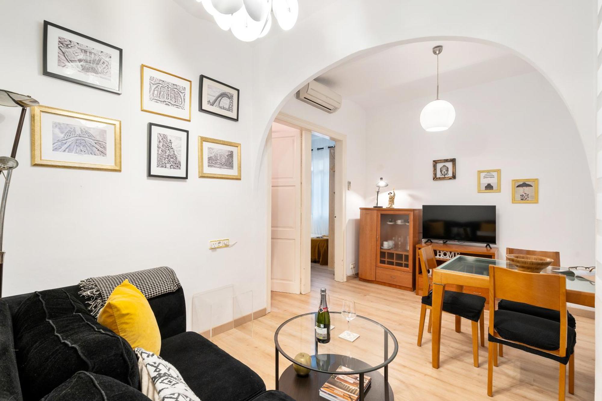 Fridays Flats Whisper-quiet Near Sagrada's Heart * Barcelona