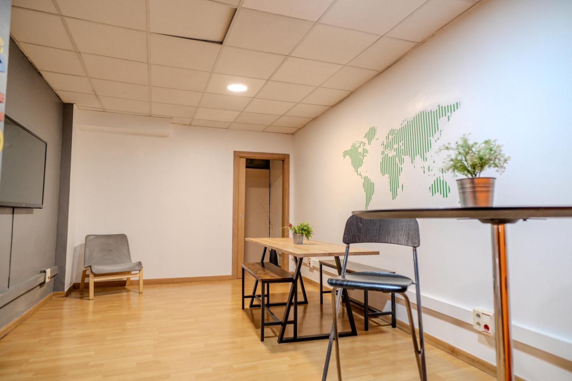Holidaysbcn Hostel *