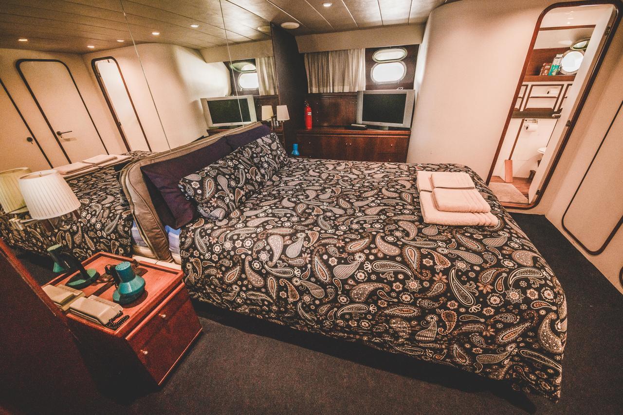 Motor Yacht Boatel Hotel en barco Barcelona