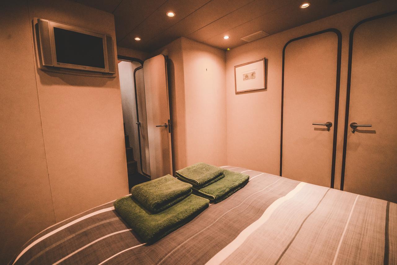 Motor Yacht Boatel Hotel en barco Barcelona